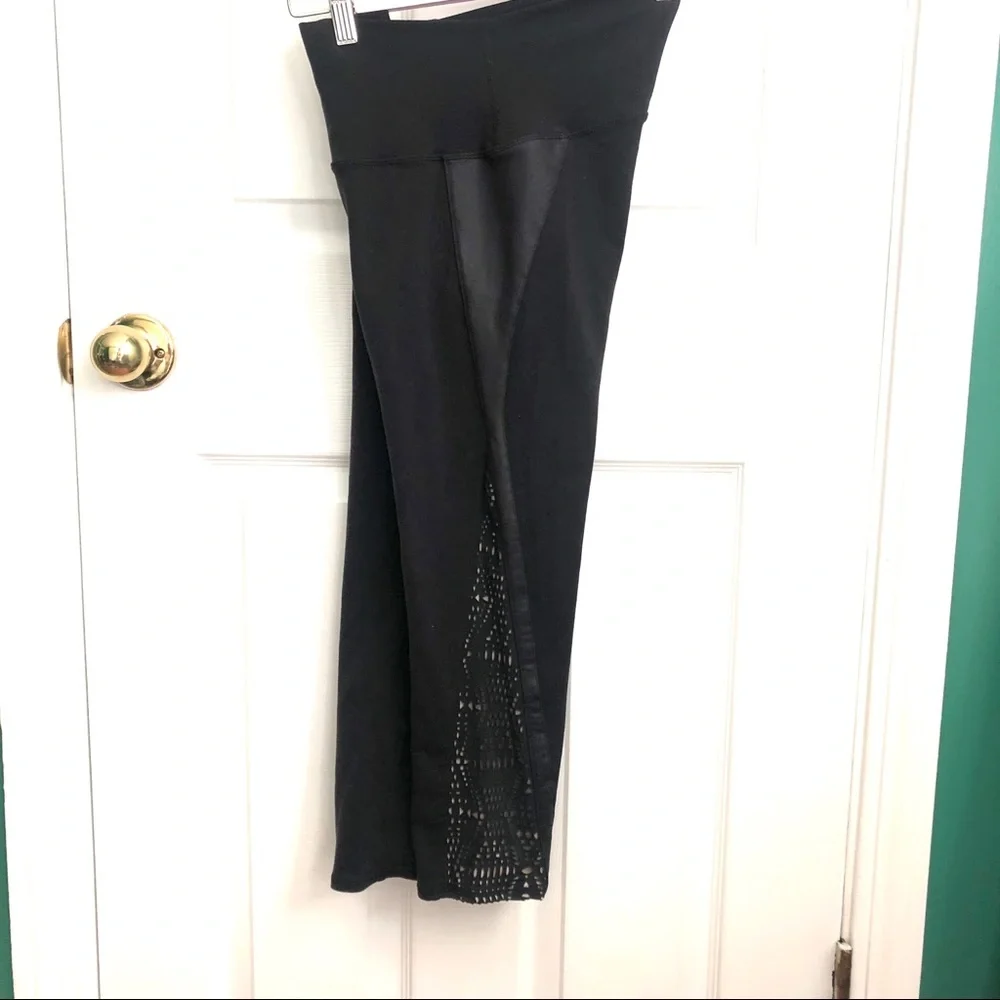 alo yoga black capri leggings laser cut design M